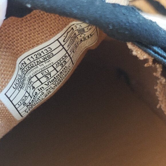 NWOB UGG slip-on shoes - Picture 8 of 8